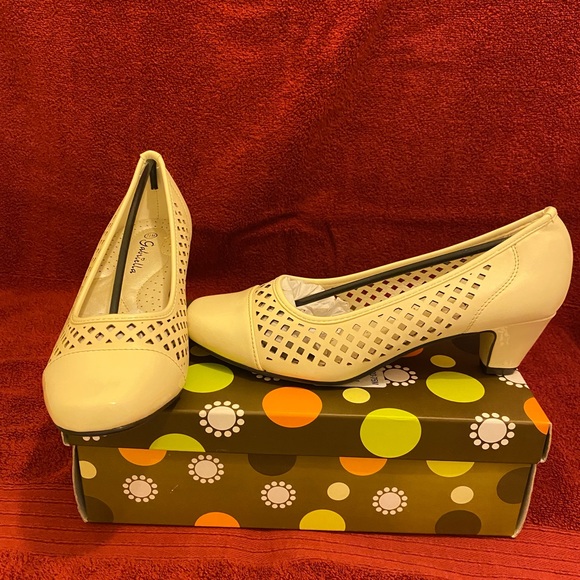 Lydia Pump - Picture 2 of 9